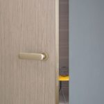 درب با چهارچوب چوبی