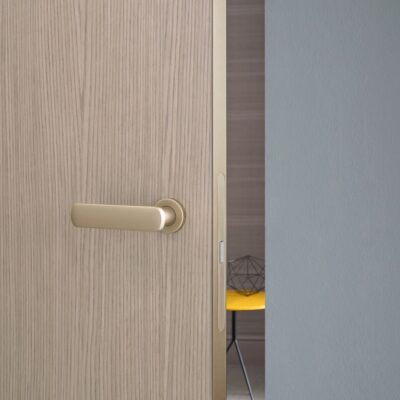 درب با چهارچوب چوبی