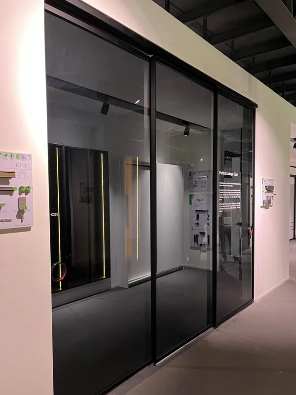 درب کشویی شیشه ای